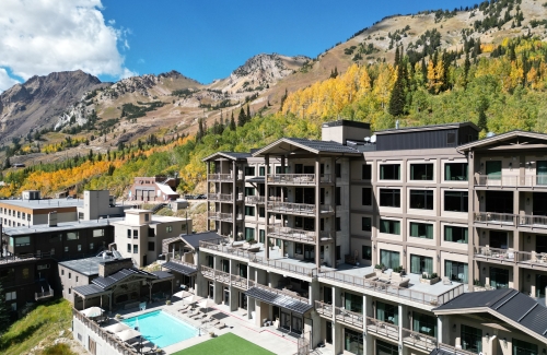 Fall colors up little cottonwood canyon, fall vacation, hiking, pool getaway